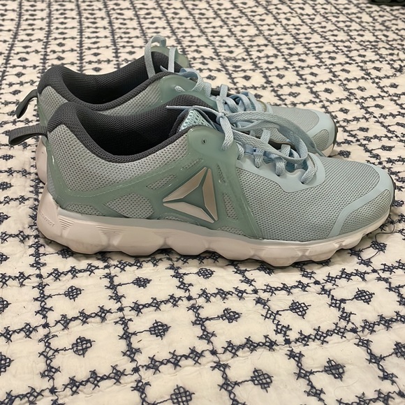 Excellent condition light blue Reebok tennis shoes. Size 8.5 - Picture 3 of 7